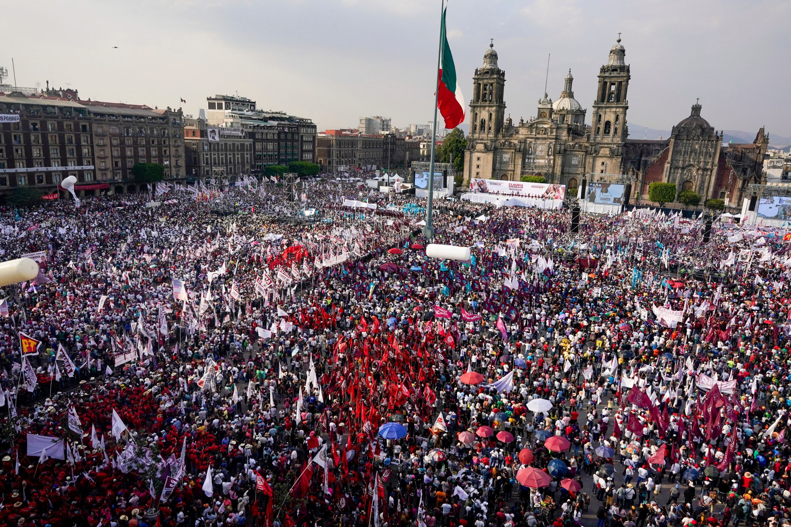 Sheinbaum inició su campaña frente a miles de personas en el Zócalo, una de las plazas más grandes del mundo